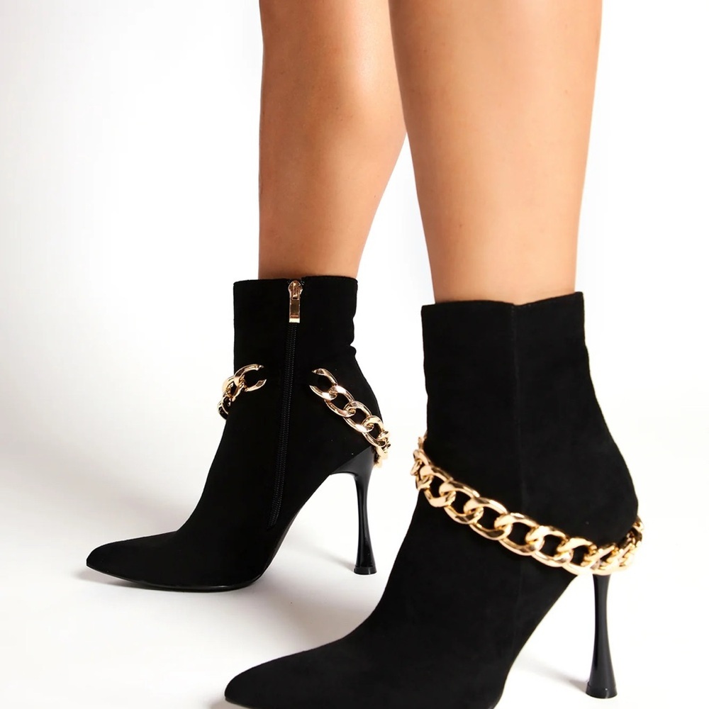 Chic Black and Gold Heeled Boots with Chunky Chain